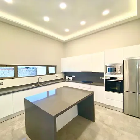 Luxury Olivia 3 Beds - 3 Baths Villa *